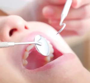 元住吉の歯医者、よしだ・ファミリー・歯科で歯科治療中に吐き気を感じる嘔吐反射の原因と軽減のためのポイントを解説